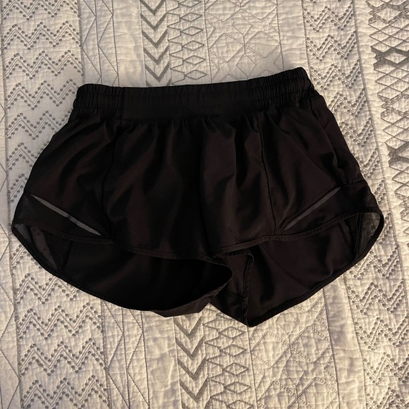 LULULEMON Hotty Hot Low-Rise Lined Short 2.5” - Picture 3 of 6